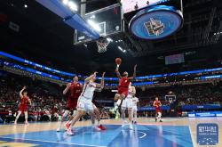 lol合区-球员在最新篮球比赛中获得关键胜利