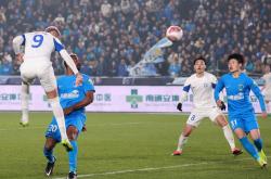 lol高校认证-关于足球比赛燃情上演：豪门交锋胜负难料的信息