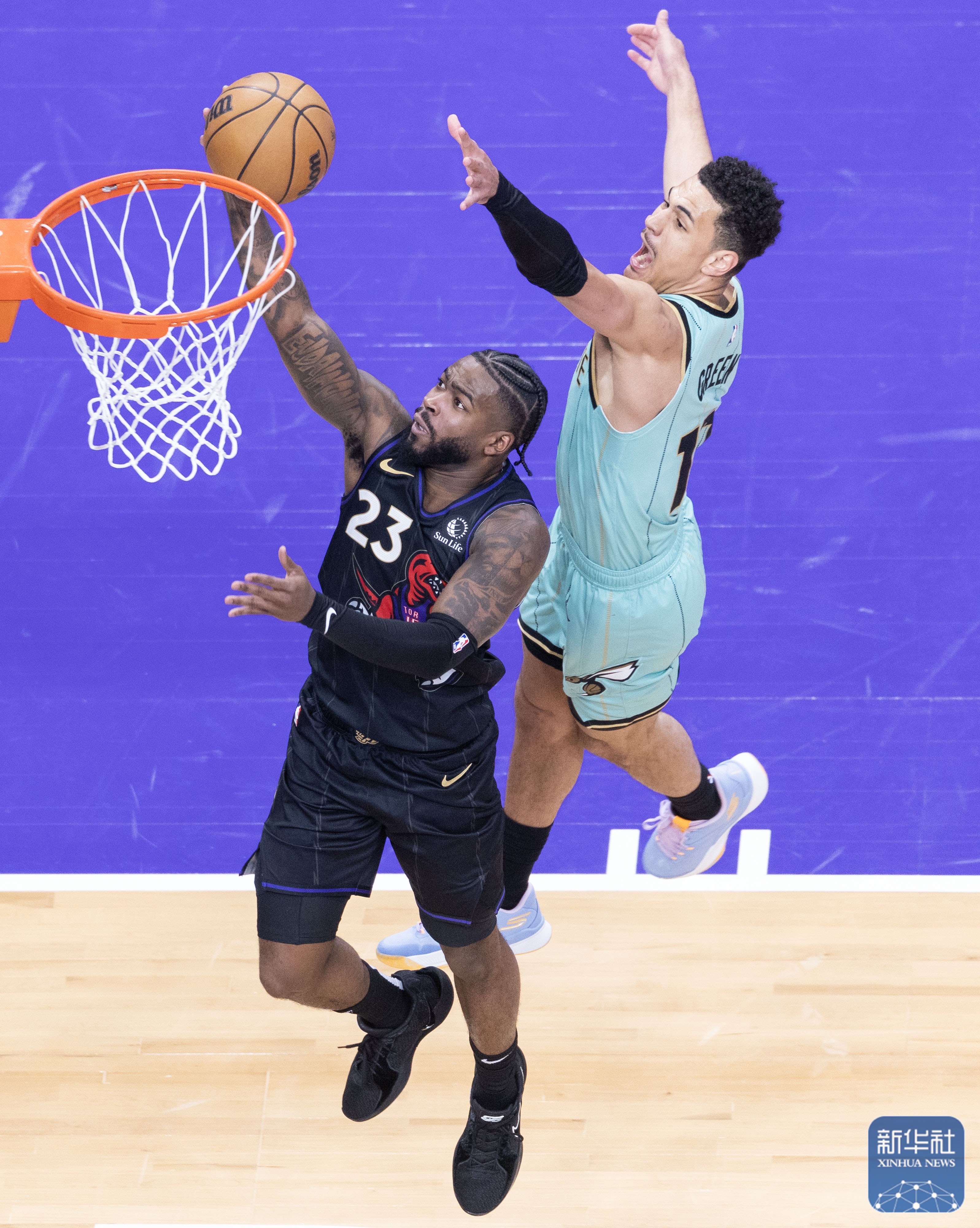 黄蜂成功击败对手,继续向前冲刺 黄蜂成功击败对手,继续向前冲刺