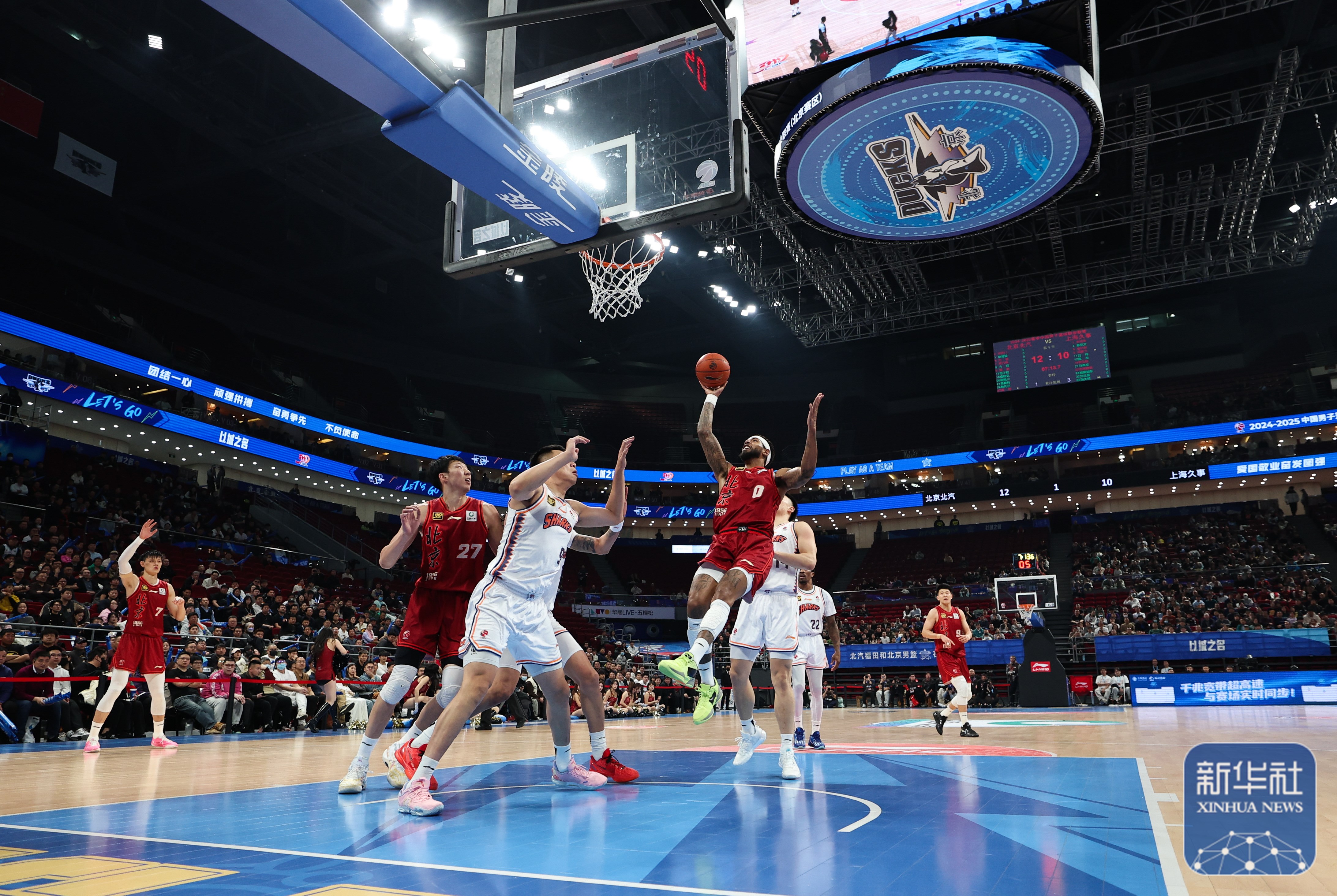 球员在最新篮球比赛中获得关键胜利