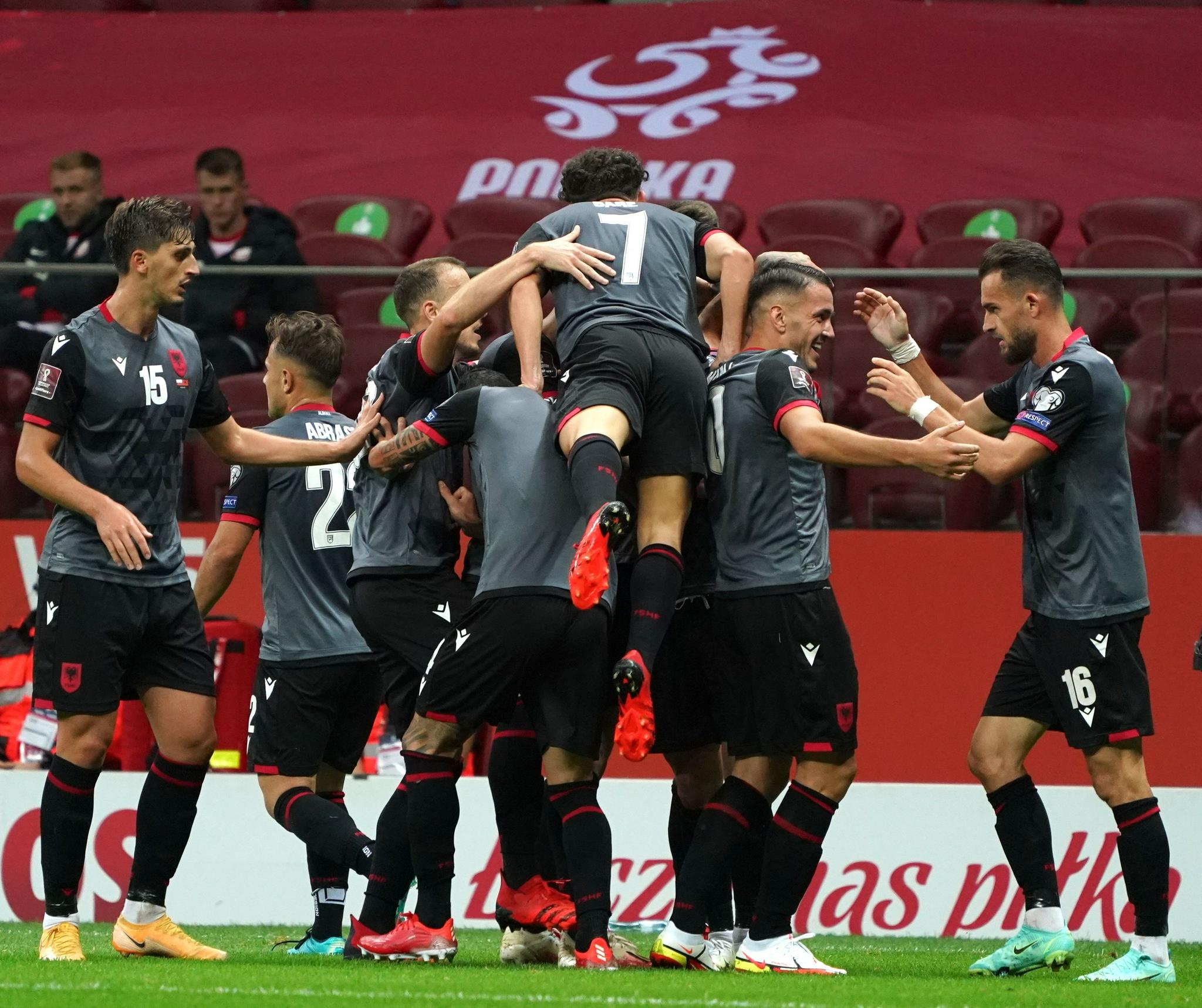 包含波兰逐渐找回状态,击败阿尔巴尼亚的词条 包含波兰逐渐找回状态,击败阿尔巴尼亚的词条